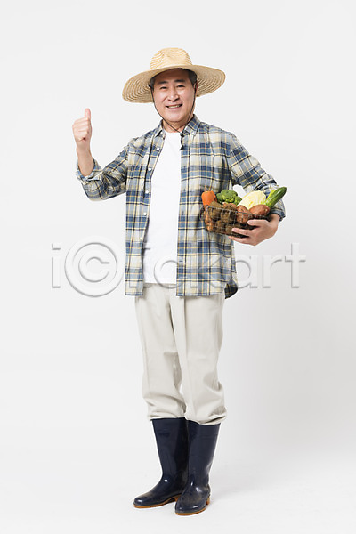 70대 남자 노인남자한명만 사람 한국인 한명 JPG 앞모습 포토 귀농 농부 농사 농작물 들기 밀짚모자 바구니 소상공인 수확 스튜디오촬영 실내 장화 전신 채소 최고 할아버지