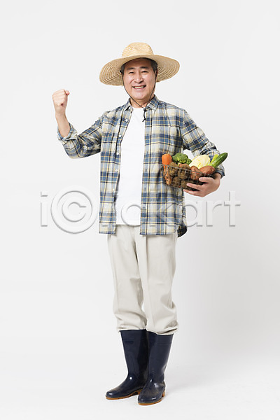 70대 남자 노인남자한명만 사람 한국인 한명 JPG 앞모습 포토 귀농 농부 농사 농작물 들기 미소(표정) 밀짚모자 바구니 소상공인 수확 스튜디오촬영 실내 전신 주먹 채소 파이팅 할아버지