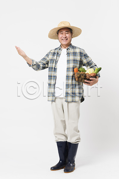 70대 남자 노인남자한명만 사람 한국인 한명 JPG 앞모습 포토 귀농 농부 농사 농작물 들기 미소(표정) 밀짚모자 바구니 소상공인 손들기 수확 스튜디오촬영 실내 안내 전신 채소 할아버지