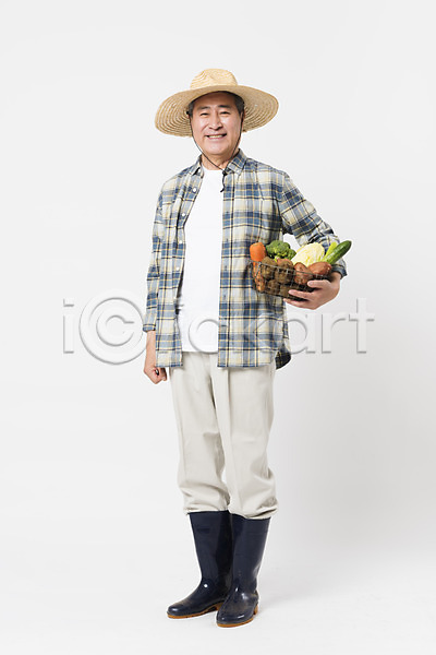 70대 남자 노인남자한명만 사람 한국인 한명 JPG 앞모습 포토 귀농 농부 농사 농작물 들기 밀짚모자 바구니 서기 소상공인 수확 스튜디오촬영 실내 전신 채소 할아버지