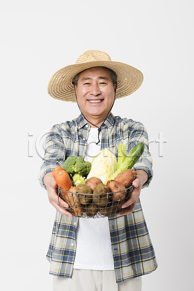70대 남자 노인남자한명만 사람 한국인 한명 JPG 앞모습 포토 귀농 농부 농사 농작물 미소(표정) 밀짚모자 바구니 상반신 소상공인 스튜디오촬영 실내 채소 할아버지