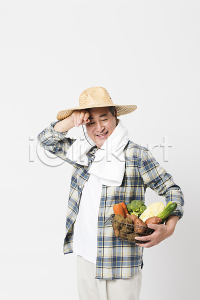 70대 남자 노인남자한명만 사람 한국인 한명 JPG 앞모습 포토 귀농 농부 농사 닦기 들기 땀 미소(표정) 밀짚모자 바구니 상반신 소상공인 수건 수확 스튜디오촬영 실내 채소 할아버지
