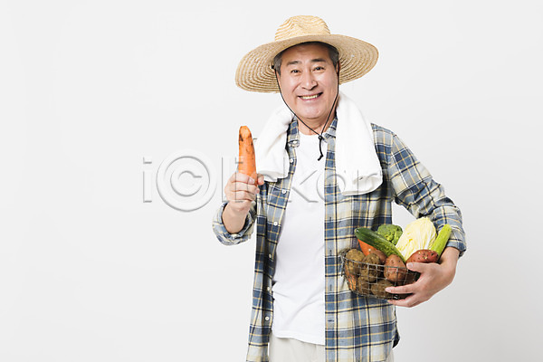 70대 남자 노인남자한명만 사람 한국인 한명 JPG 앞모습 포토 귀농 농부 농사 당근 들기 미소(표정) 밀짚모자 바구니 상반신 소상공인 수건 수확 스튜디오촬영 실내 채소 할아버지