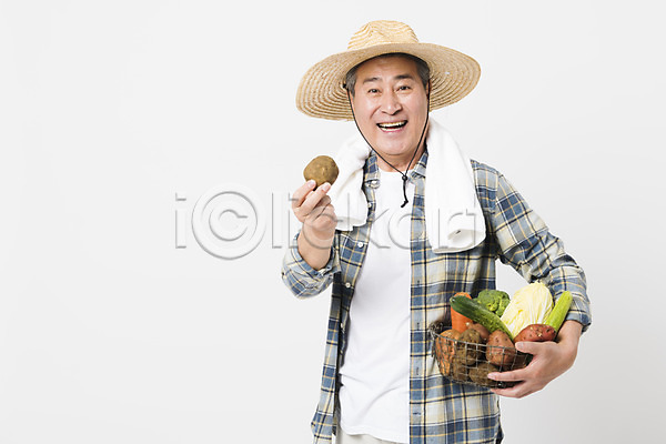70대 남자 노인남자한명만 사람 한국인 한명 JPG 앞모습 포토 감자 귀농 농부 농사 들기 미소(표정) 밀짚모자 바구니 상반신 소상공인 수건 수확 스튜디오촬영 실내 채소 할아버지