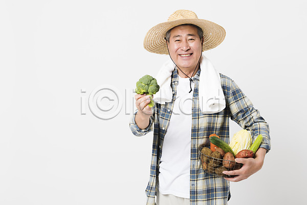 70대 남자 노인남자한명만 사람 한국인 한명 JPG 앞모습 포토 귀농 농부 농사 미소(표정) 밀짚모자 바구니 브로콜리 상반신 소상공인 수확 스튜디오촬영 실내 채소 할아버지