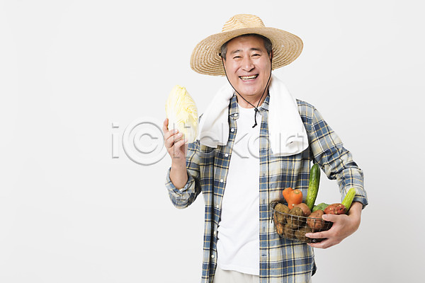 70대 남자 노인남자한명만 사람 한국인 한명 JPG 앞모습 포토 귀농 농부 농사 미소(표정) 밀짚모자 바구니 배추 상반신 소상공인 수건 수확 스튜디오촬영 실내 할아버지