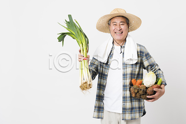 70대 남자 노인남자한명만 사람 한국인 한명 JPG 앞모습 포토 귀농 농부 농사 대파 들기 미소(표정) 밀짚모자 바구니 상반신 소상공인 수건 수확 스튜디오촬영 실내 채소 할아버지