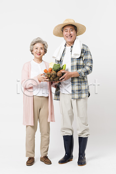 60대 70대 남자 노인만 두명 사람 여자 한국인 JPG 앞모습 포토 귀농 노부부 농부 농사 들기 미소(표정) 밀짚모자 바구니 서기 소상공인 수건 수확 스튜디오촬영 실내 장화 전신 채소 할머니 할아버지