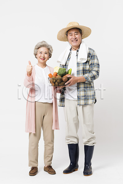 60대 70대 남자 노인만 두명 사람 여자 한국인 JPG 앞모습 포토 귀농 노부부 농부 농사 미소(표정) 밀짚모자 바구니 서기 소상공인 수건 스튜디오촬영 실내 장화 전신 채소 최고 할머니 할아버지