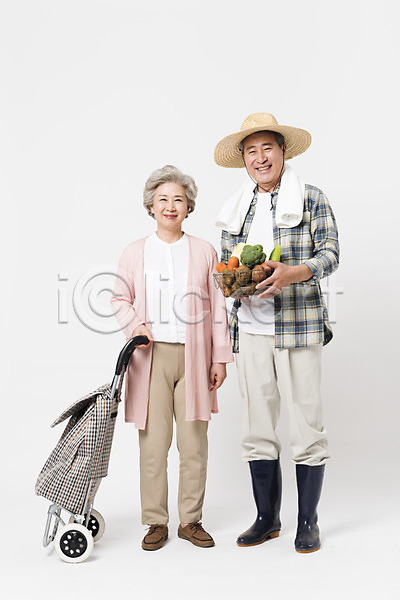 60대 70대 남자 노인만 두명 사람 여자 한국인 JPG 앞모습 포토 귀농 노부부 농부 농사 미소(표정) 밀짚모자 바구니 서기 소상공인 수건 스튜디오촬영 실내 장바구니 장화 전신 채소 할머니 할아버지