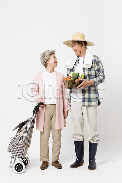 60대 70대 남자 노인만 두명 사람 여자 한국인 JPG 앞모습 포토 귀농 노부부 농부 농사 농작물 마주보기 미소(표정) 밀짚모자 바구니 서기 소상공인 수건 스튜디오촬영 실내 장바구니 장화 전신 채소 할머니 할아버지
