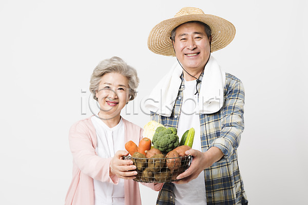 60대 70대 남자 노인만 두명 사람 여자 한국인 JPG 앞모습 포토 귀농 노부부 농부 농사 농작물 미소(표정) 밀짚모자 바구니 상반신 서기 소상공인 스튜디오촬영 실내 채소 할머니 할아버지