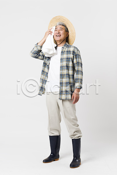 70대 남자 노인남자한명만 사람 한국인 한명 JPG 앞모습 포토 귀농 농부 농사 닦기 땀 밀짚모자 소상공인 수건 스튜디오촬영 실내 응시 장화 전신 할아버지