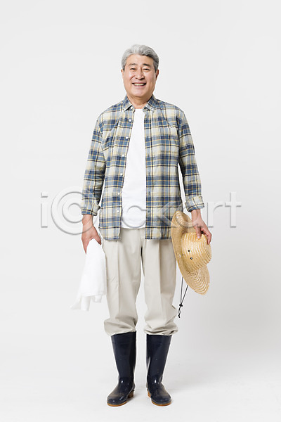 70대 남자 노인남자한명만 사람 한국인 한명 JPG 앞모습 포토 귀농 농부 농사 들기 미소(표정) 밀짚모자 소상공인 수건 스튜디오촬영 실내 장화 전신 할아버지