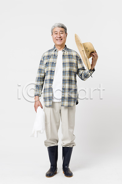 70대 남자 노인남자한명만 사람 한국인 한명 JPG 앞모습 포토 귀농 농부 농사 들기 미소(표정) 밀짚모자 소상공인 수건 스튜디오촬영 실내 장화 전신 할아버지