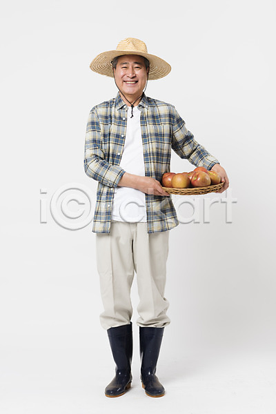 70대 남자 노인남자한명만 사람 한국인 한명 JPG 앞모습 포토 귀농 농부 농사 들기 미소(표정) 밀짚모자 바구니 사과 소상공인 스튜디오촬영 실내 장화 전신 할아버지