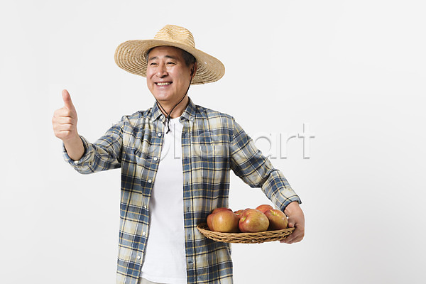70대 남자 노인남자한명만 사람 한국인 한명 JPG 앞모습 포토 귀농 농부 농사 미소(표정) 밀짚모자 바구니 사과 상반신 소상공인 스튜디오촬영 실내 여러개 최고 할아버지