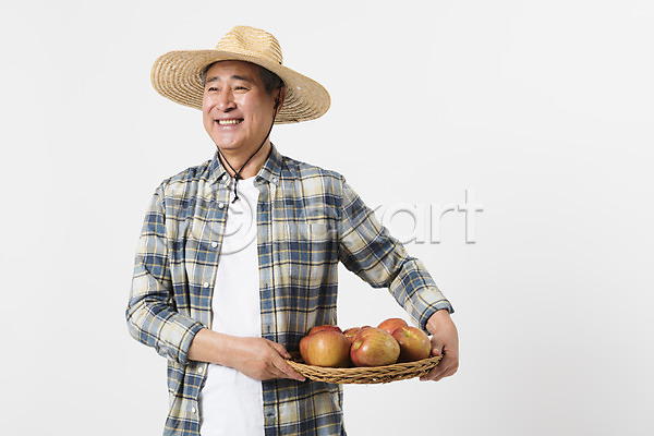 70대 남자 노인남자한명만 사람 한국인 한명 JPG 앞모습 포토 귀농 농부 농사 미소(표정) 밀짚모자 바구니 사과 상반신 소상공인 스튜디오촬영 실내 여러개 할아버지