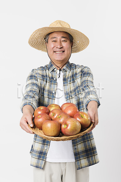 70대 남자 노인남자한명만 사람 한국인 한명 JPG 앞모습 포토 귀농 농부 농사 미소(표정) 밀짚모자 바구니 사과 상반신 소상공인 스튜디오촬영 실내 여러개 할아버지