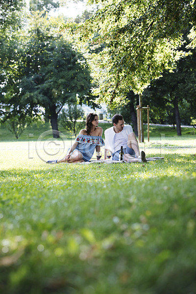 다정 사랑 20대 남자 두명 사람 서양인 성인 성인만 여자 JPG 앞모습 포토 공원 나무 담요 데이트 앉기 야외 와인 와인잔 응시 잔디 전신 주간 초원(자연) 커플 프라하