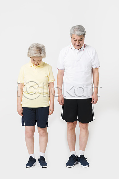 60대 70대 남자 노인만 두명 사람 여자 한국인 JPG 앞모습 포토 건강 건강관리 내려보기 노부부 맨손체조 목운동 미소(표정) 스튜디오촬영 실내 운동 운동복 전신