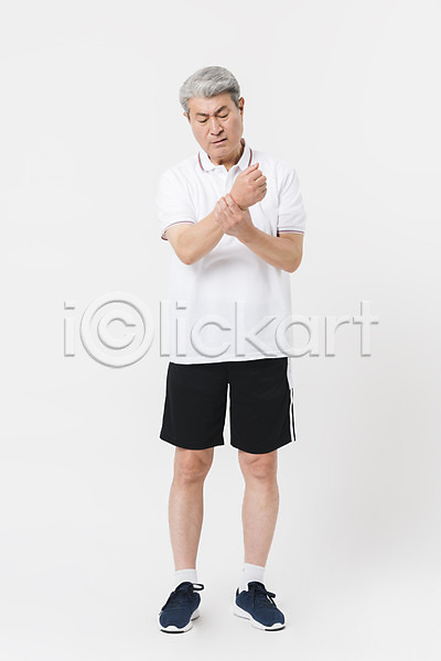 70대 남자 노인남자한명만 사람 한국인 한명 JPG 앞모습 포토 건강 건강관리 서기 손목통증 스튜디오촬영 운동 운동복 전신 찡그림