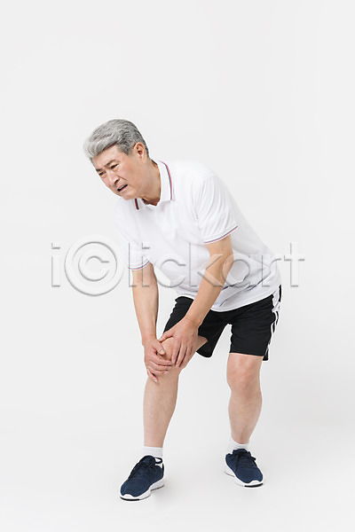70대 남자 노인남자한명만 사람 한국인 한명 JPG 앞모습 포토 건강 건강관리 무릎통증 스튜디오촬영 운동 운동복 전신 찡그림