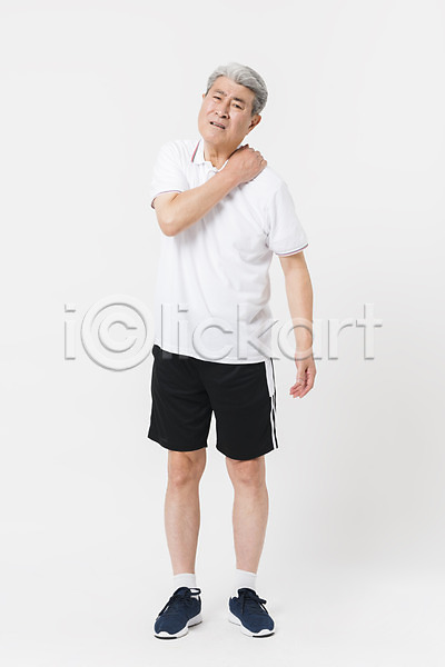 70대 남자 노인남자한명만 사람 한국인 한명 JPG 앞모습 포토 건강 건강관리 스튜디오촬영 어깨에손 어깨통증 운동 운동복 전신 찡그림