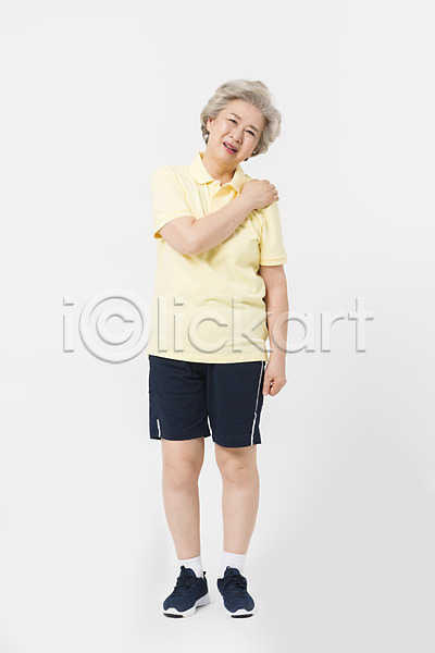 60대 노인여자한명만 사람 여자 한국인 한명 JPG 앞모습 포토 건강 건강관리 서기 스튜디오촬영 어깨통증 운동 운동복 전신 찡그림