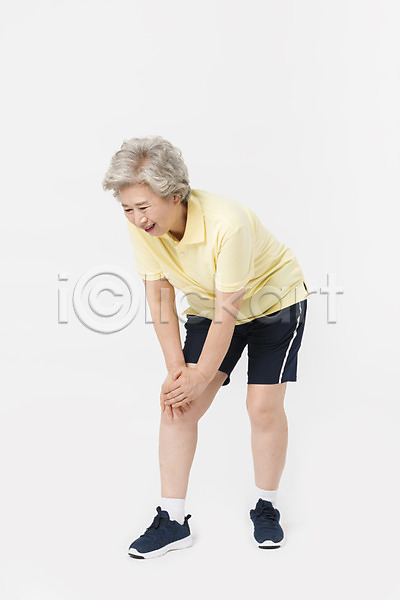 60대 노인여자한명만 사람 여자 한국인 한명 JPG 앞모습 포토 건강 건강관리 무릎통증 스튜디오촬영 운동 운동복 전신 찡그림