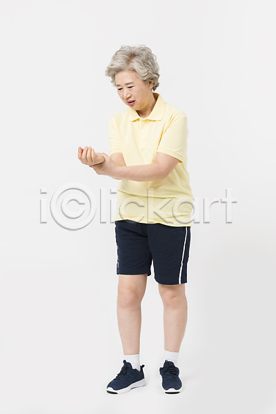 60대 노인여자한명만 사람 여자 한국인 한명 JPG 앞모습 포토 건강 건강관리 손목통증 스튜디오촬영 운동 운동복 전신 찡그림