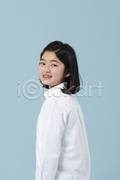 10대 사람 십대여자한명만 여자 청소년 한국인 한명 JPG 뒷모습 포토 뒤돌아보기 미소(표정) 상반신 스튜디오촬영 여중생 여학생 캐주얼