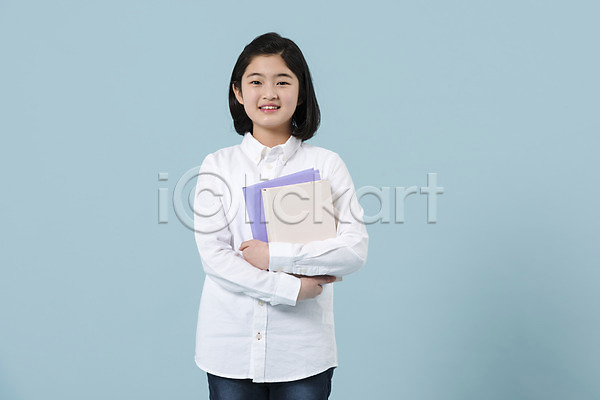 10대 사람 십대여자한명만 여자 청소년 한국인 한명 JPG 앞모습 포토 들기 미소(표정) 상반신 서기 스튜디오촬영 여중생 여학생 책 캐주얼
