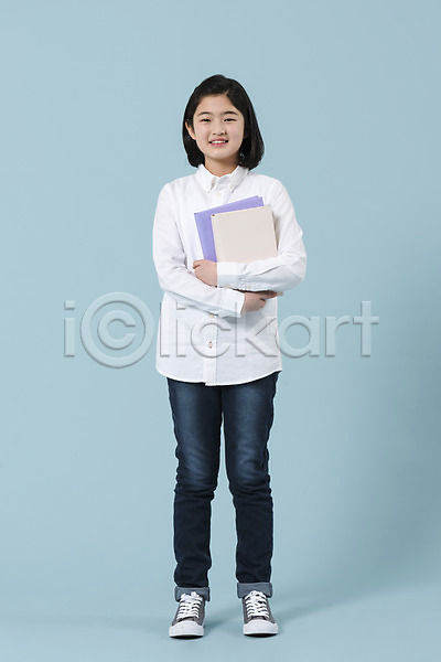 10대 사람 십대여자한명만 여자 청소년 한국인 한명 JPG 앞모습 포토 들기 미소(표정) 서기 스튜디오촬영 여중생 여학생 전신 책 캐주얼