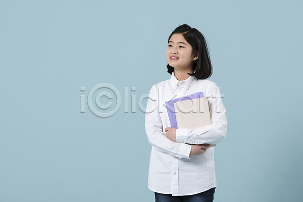 10대 사람 십대여자한명만 여자 청소년 한국인 한명 JPG 앞모습 포토 들기 미소(표정) 상반신 서기 스튜디오촬영 여중생 여학생 책 캐주얼