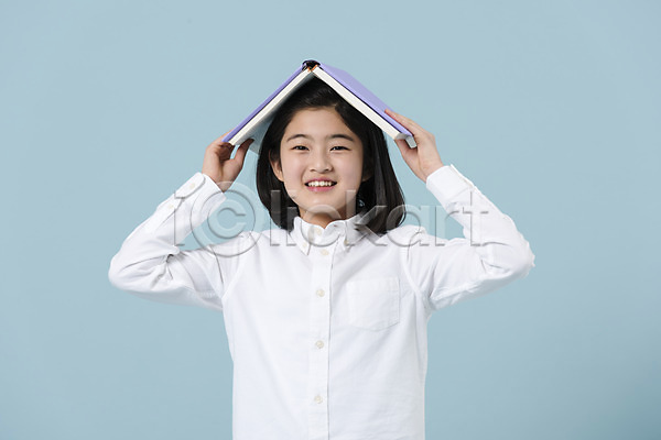 10대 사람 십대여자한명만 여자 청소년 한국인 한명 JPG 앞모습 포토 들기 머리위 미소(표정) 상반신 스튜디오촬영 여중생 여학생 책 캐주얼