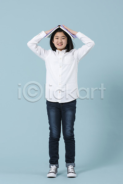 10대 사람 십대여자한명만 여자 청소년 한국인 한명 JPG 앞모습 포토 들기 머리위 미소(표정) 서기 스튜디오촬영 여중생 여학생 전신 책 캐주얼