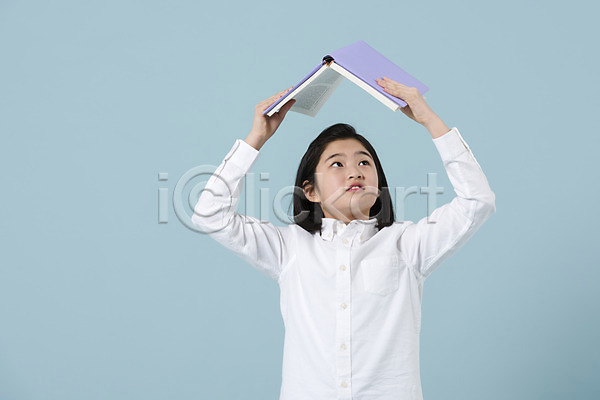 10대 사람 십대여자한명만 여자 청소년 한국인 한명 JPG 앞모습 포토 독서 들기 머리위 상반신 스튜디오촬영 여중생 여학생 올려보기 책 캐주얼