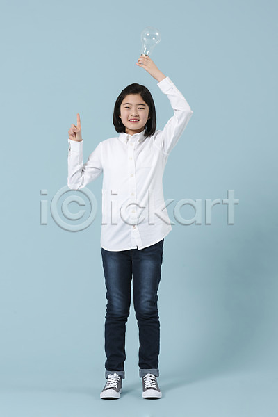 10대 사람 십대여자한명만 여자 청소년 한국인 한명 JPG 앞모습 포토 검지손가락 미소(표정) 서기 스튜디오촬영 여중생 여학생 올리기 전구 전신 캐주얼
