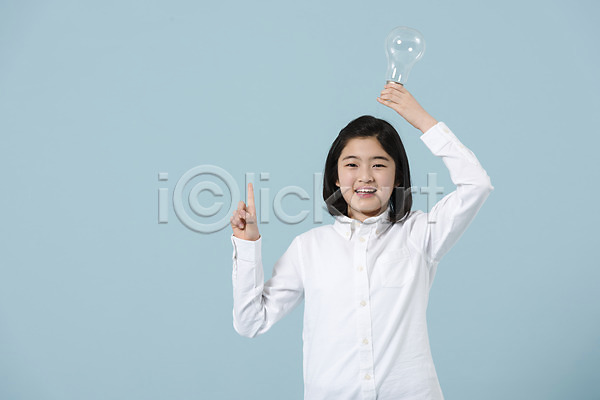 10대 사람 십대여자한명만 여자 청소년 한국인 한명 JPG 앞모습 포토 머리위 미소(표정) 상반신 손가락 스튜디오촬영 여중생 여학생 올리기 전구 캐주얼