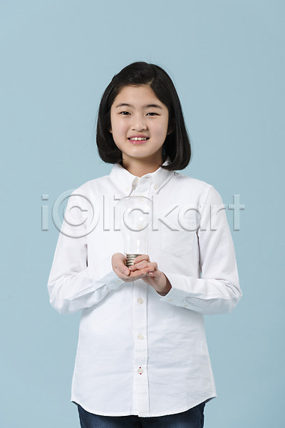 10대 사람 십대여자한명만 여자 청소년 한국인 한명 JPG 앞모습 포토 들기 미소(표정) 상반신 서기 스튜디오촬영 여중생 여학생 전구 캐주얼