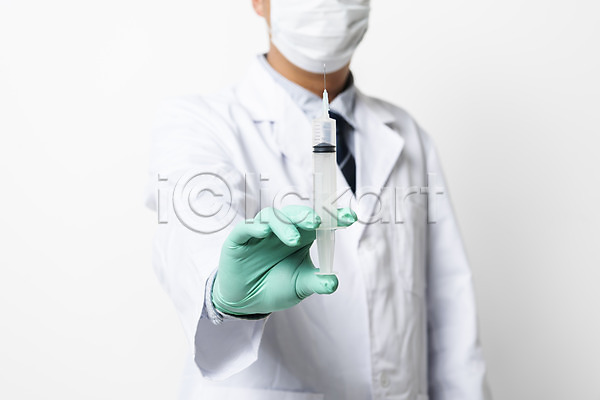 남자 사람 성인 한명 JPG 포토 마스크 상반신 수술장갑 스튜디오촬영 실내 약물오남용 오브젝트 의사가운 주사기 주사약 한손