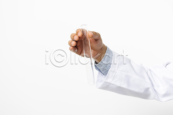 남자 사람 성인 신체부위 한명 JPG 포토 들기 비커 손 스튜디오촬영 실내 실험기구 오브젝트 한손 흰가운