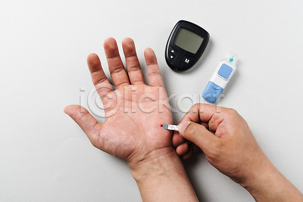 사람 성인 신체부위 한명 JPG 포토 손 스튜디오촬영 실내 양손 오브젝트 의료기기 측정 혈당 혈당계
