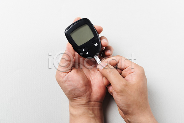 사람 성인 신체부위 한명 JPG 포토 손 스튜디오촬영 실내 양손 오브젝트 의료기기 측정 혈당계