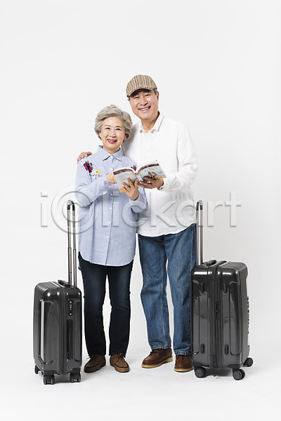 60대 70대 남자 노년 노인만 두명 사람 여자 한국인 JPG 앞모습 포토 가이드북 노부부 들기 미소(표정) 서기 스튜디오촬영 실내 어깨에손 여행 전신 캐리어 할머니 할아버지
