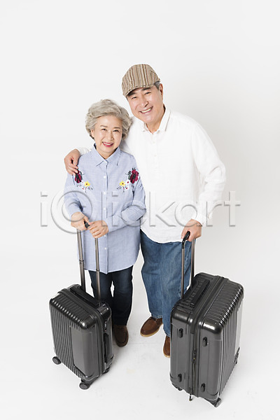 60대 70대 남자 노년 노인만 두명 사람 여자 한국인 JPG 앞모습 포토 하이앵글 노부부 미소(표정) 서기 스튜디오촬영 실내 어깨에손 여행 응시 전신 캐리어 할머니 할아버지