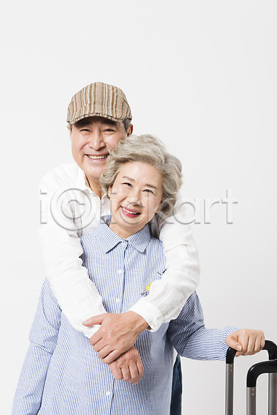60대 70대 남자 노년 노인만 두명 사람 여자 한국인 JPG 앞모습 포토 노부부 미소(표정) 백허그 상반신 스튜디오촬영 실내 여행 캐리어 할머니 할아버지
