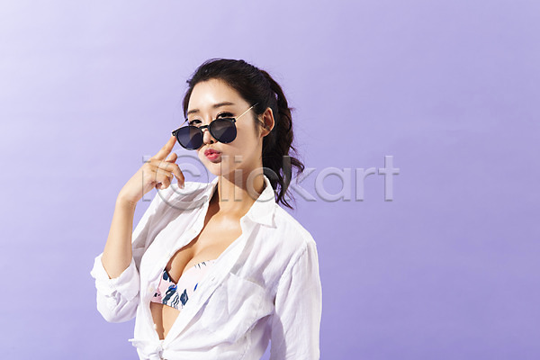 30대 사람 성인 성인여자한명만 여자 한국인 한명 JPG 앞모습 포토 비키니 상반신 선글라스 스튜디오촬영 실내 여름(계절) 응시 포즈