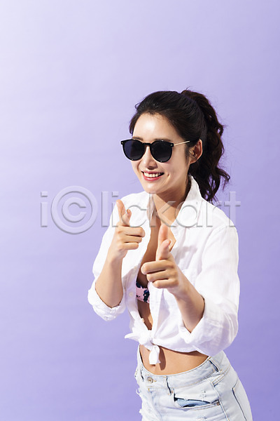 30대 사람 성인 성인여자한명만 여자 한국인 한명 JPG 앞모습 포토 미소(표정) 비키니 상반신 서기 선글라스 스튜디오촬영 실내 여름(계절) 포즈